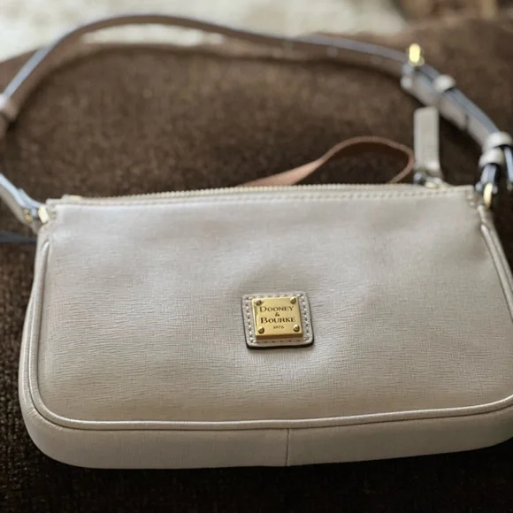 🔥🔥🔥 beautiful Dooney and Bourke bag beige/white color NWT